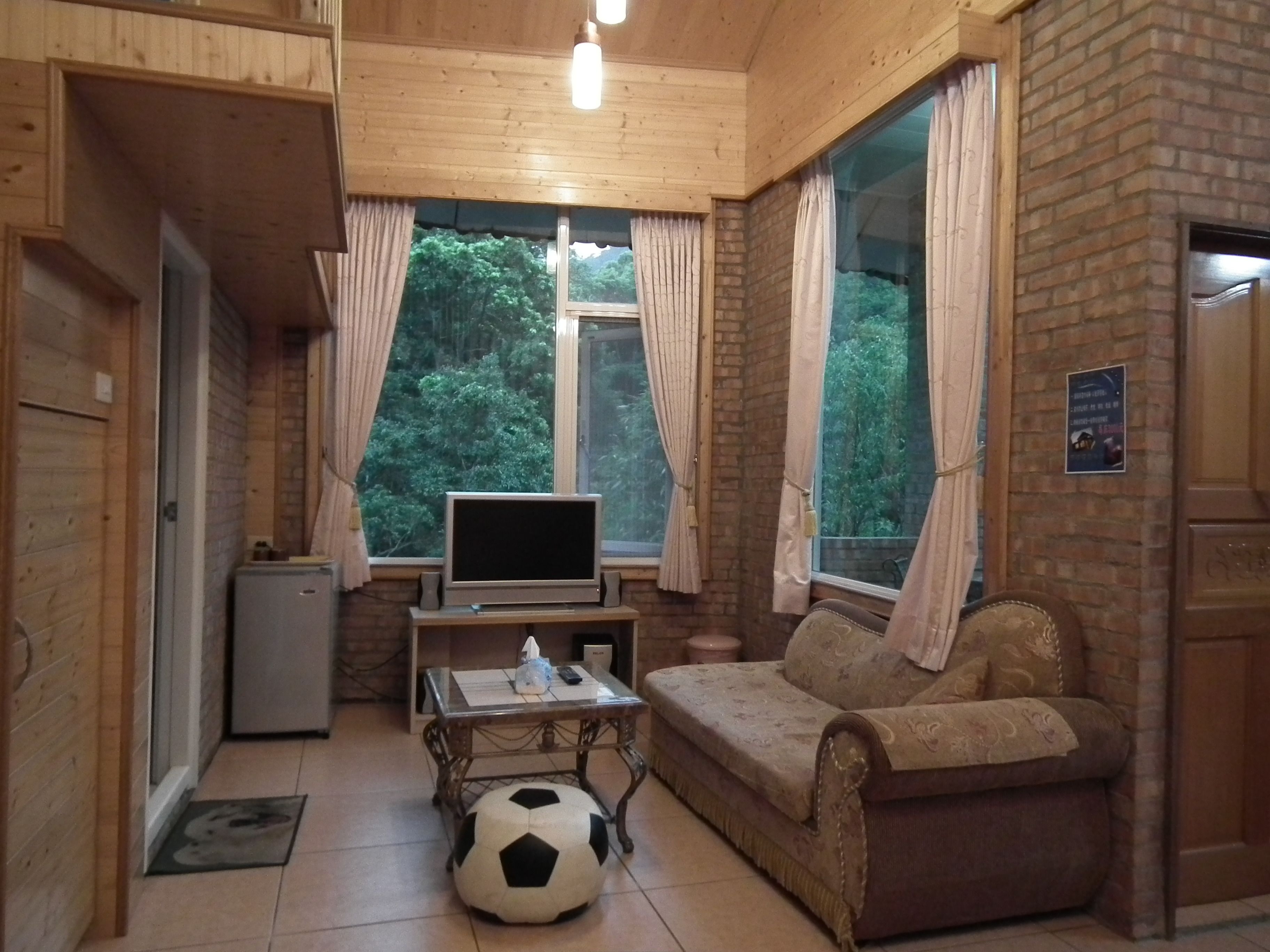 四人房 | 起居區 | 32-吋LED 液晶電視、有線頻道、電視