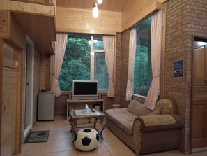 Chambre Quadruple | Coin séjour | Télévision LED de 32 pouces avec chaînes par câble, télévision