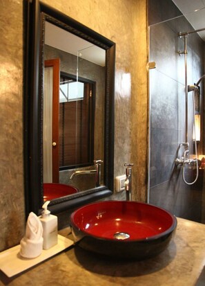 Habitación Deluxe | Baño | Ducha, artículos de higiene personal gratuitos y secador de pelo