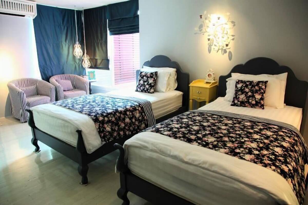 Seprai premium, meja kerja, dan tempat tidur lipat/tambahan