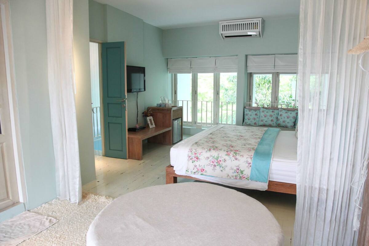 Suite | Seprai premium, meja kerja, dan tempat tidur lipat/tambahan