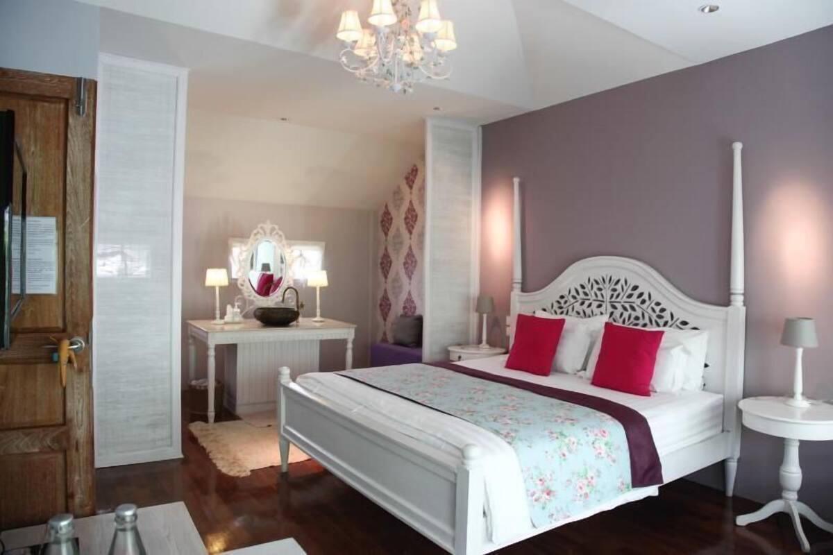 Seprai premium, meja kerja, dan tempat tidur lipat/tambahan