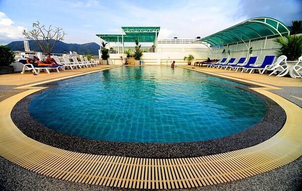 Outdoor pool, sun loungers - Arita Hotel (Patong)