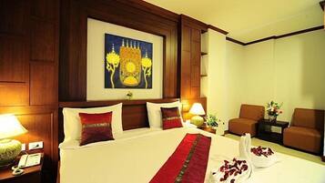 Caja de seguridad en la habitación, escritorio y cortinas blackout