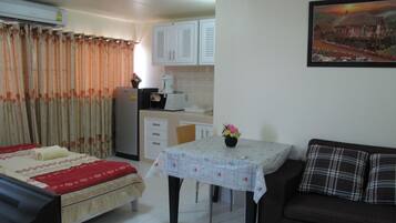 Family Suite | Desk, iron/ironing board, rollaway beds, free WiFi