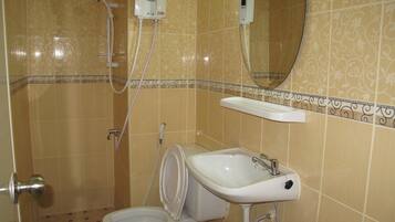 Standard Double Room | Bathroom | Shower, free toiletries, hair dryer, towels