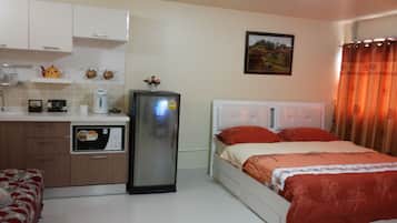 Family Suite | Desk, iron/ironing board, rollaway beds, free WiFi