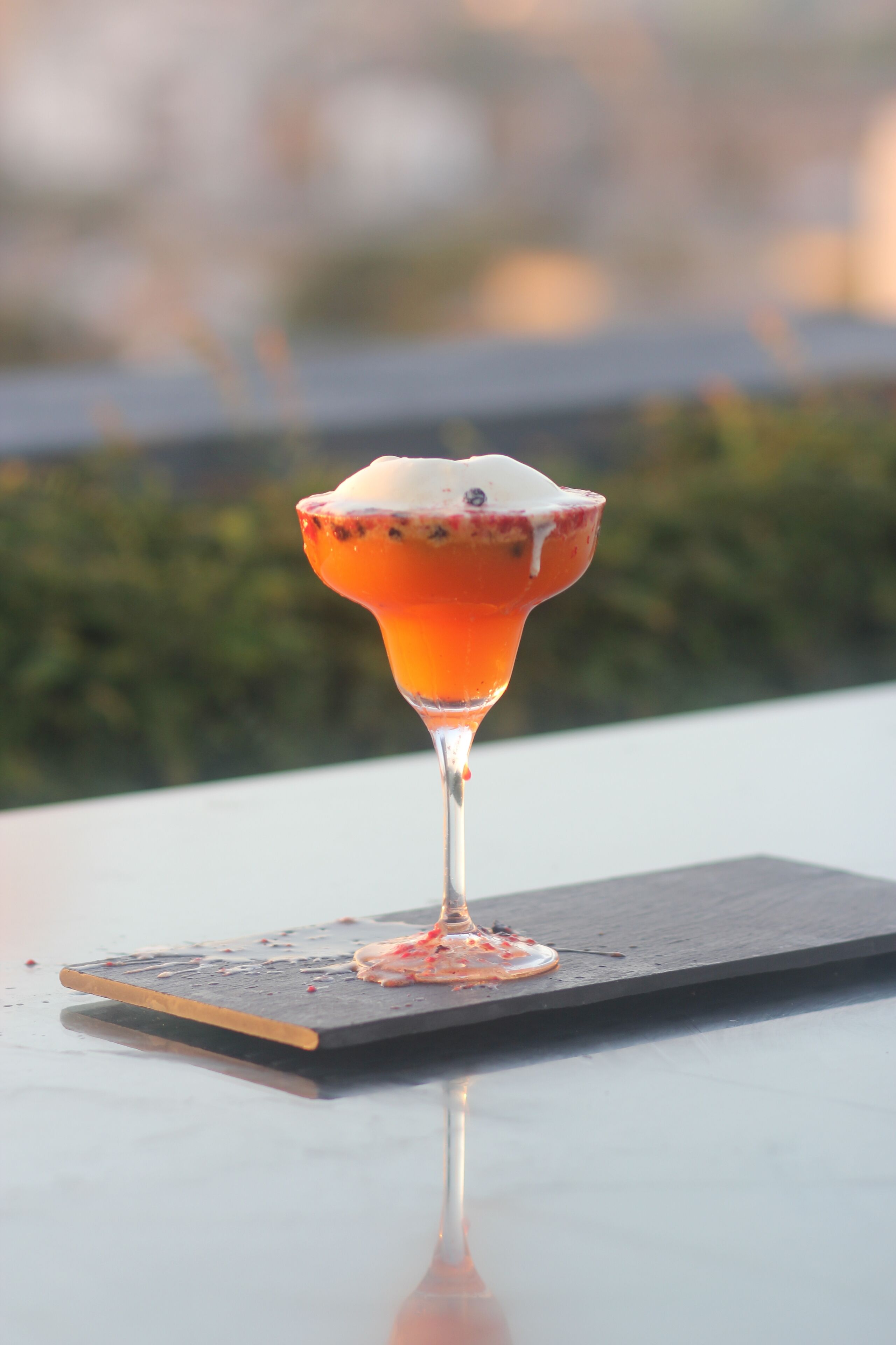 Een cocktail in een glas op een onderzetter.