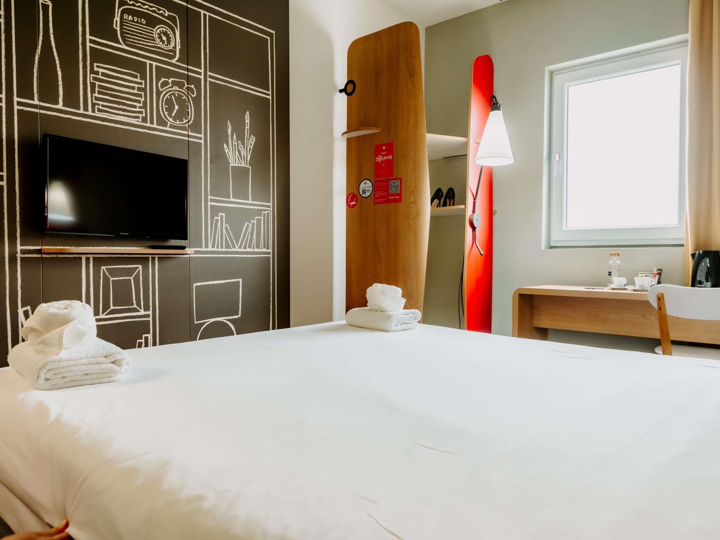 Habitación superior, 1 cama matrimonial | Minibar, escritorio, espacio para trabajar con laptop y insonorización 