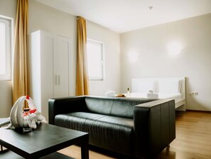 Minibar, escritorio y espacio para trabajar con laptop 