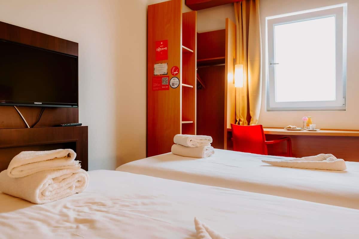 Rom – standard, 2 enkeltsenger | Minibar, skrivebord, skrivebord for bærbar PC og lydisolert