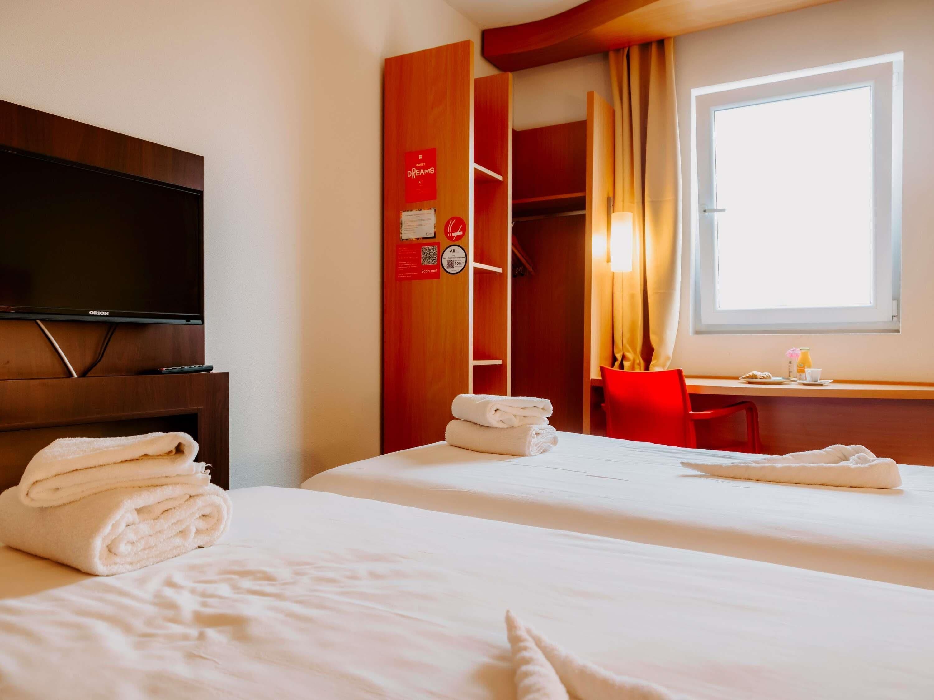 Standard Room, 2 Twin Beds | Minibar, desk, laptop workspace, soundproofing