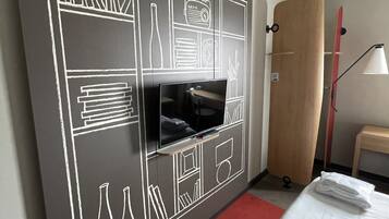 Habitación superior, 1 cama matrimonial | Minibar, escritorio, espacio para trabajar con laptop y insonorización