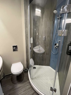 Habitació superior, 1 llit doble | Bany | Dutxa i articles de tocador respectuosos amb el medi ambient