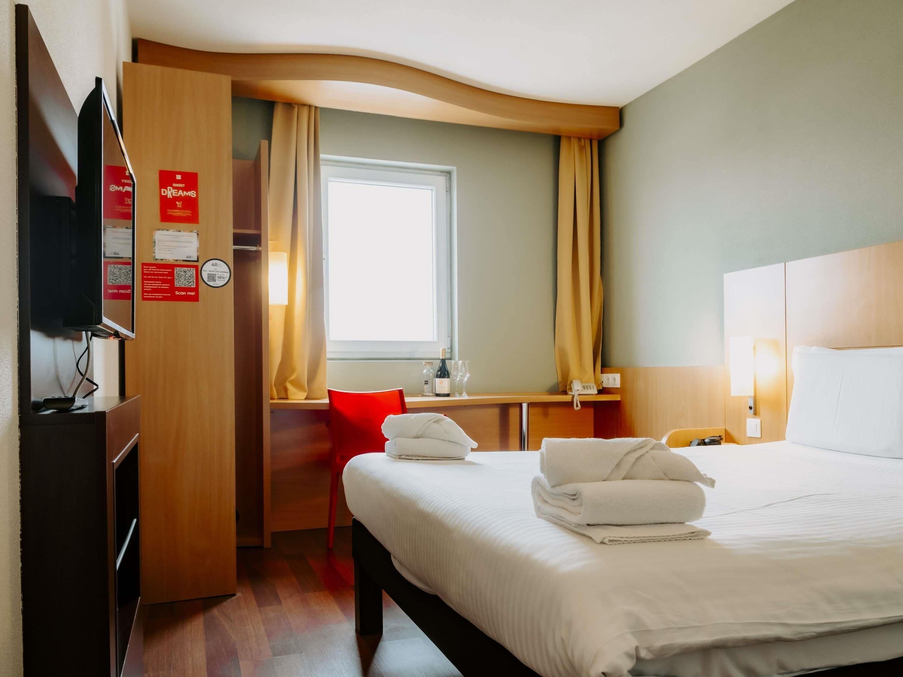 Habitación estándar, 1 cama matrimonial | Minibar, escritorio, espacio para trabajar con laptop y insonorización 