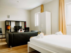 Minibar, escritorio, espacio para trabajar con laptop y insonorización 