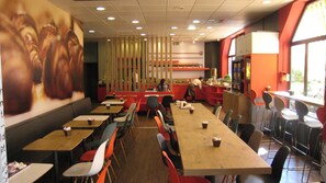 Desayuno buffet todos los días (con cargo)