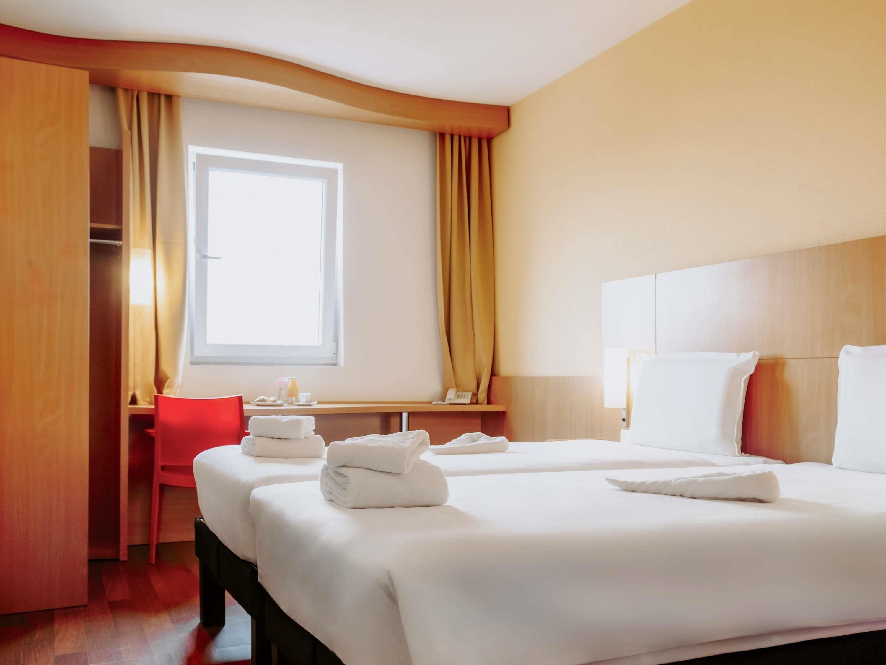 Habitación estándar, 2 camas individuales | Minibar, escritorio, espacio para trabajar con laptop y insonorización 