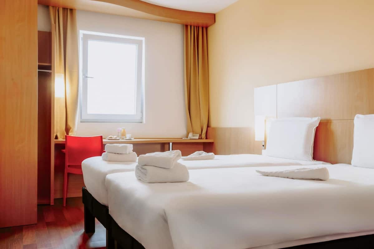 Standard Room, 2 Twin Beds | Minibar, desk, laptop workspace, soundproofing