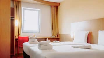 Standaard kamer, 2 eenpersoonsbedden | Een minibar, een bureau, een laptopwerkplek, geluiddichte muren