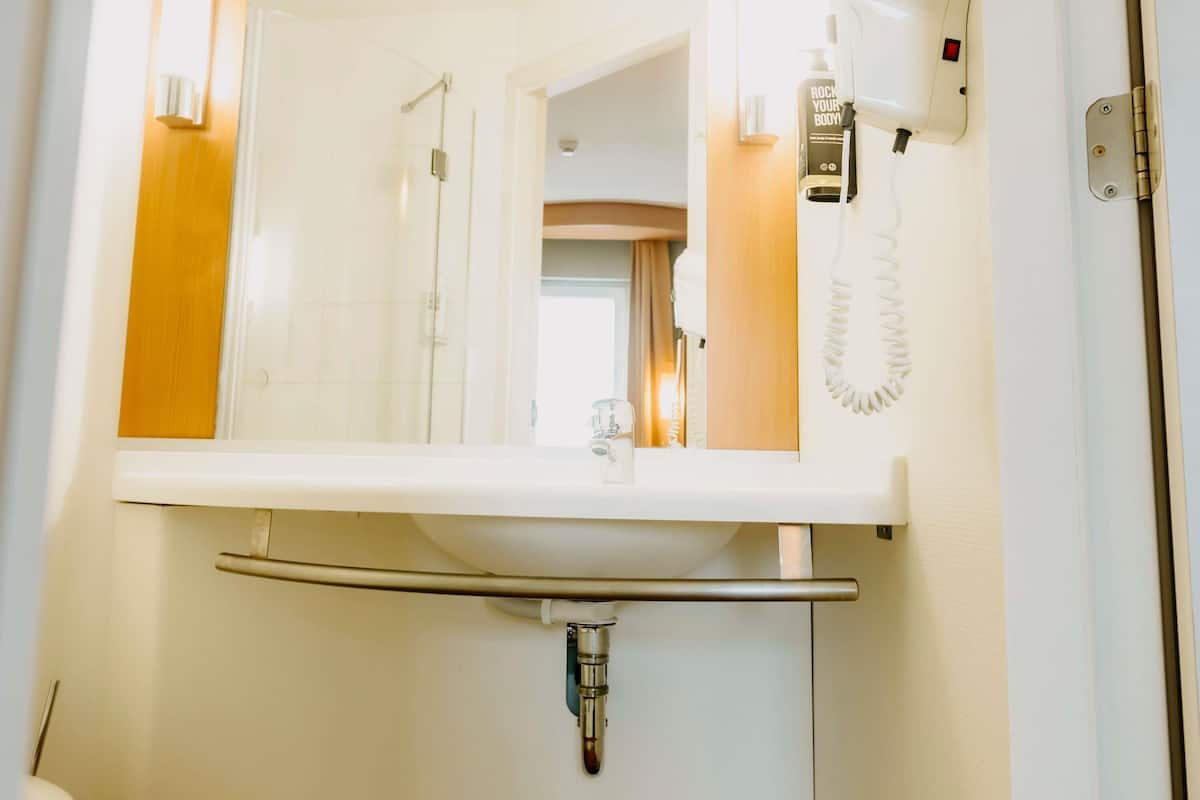 Minibar, escriptori i espai de treball apte per a portàtils
