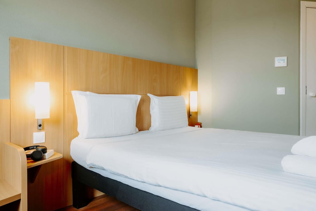 Habitació estàndard, 1 llit doble | Minibar, escriptori i espai de treball apte per a portàtils
