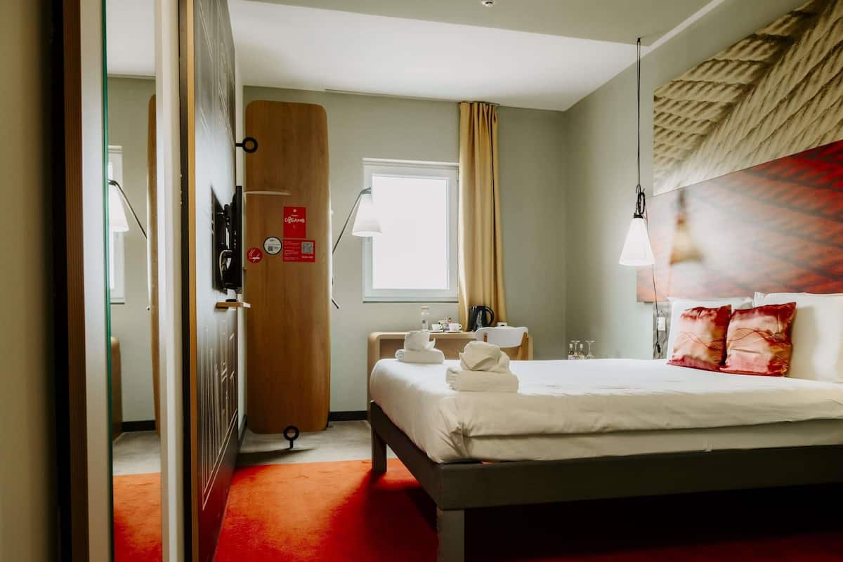 Habitació superior, 1 llit doble | Minibar, escriptori i espai de treball apte per a portàtils