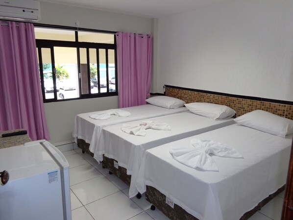 Frigobar, escrivaninha, Wi-Fi de cortesia, roupa de cama