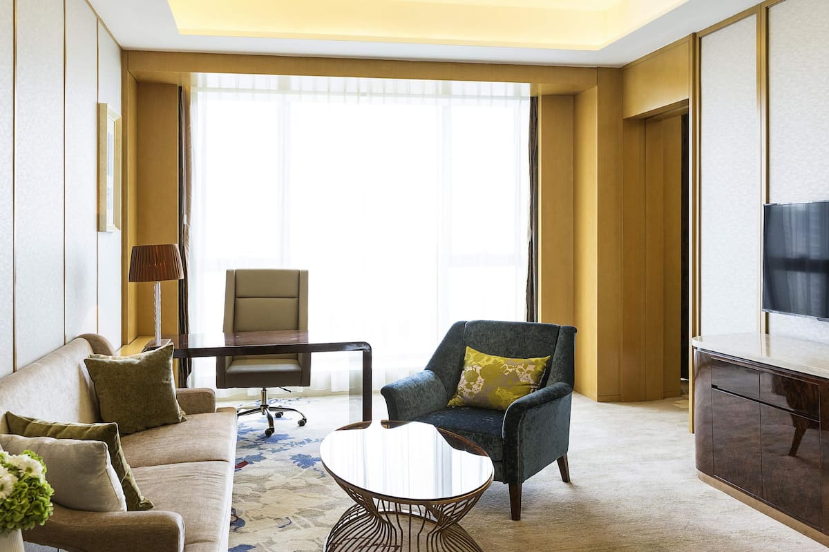 Executive-Suite, 1 King-Bett | Hochwertige Bettwaren, Minibar, Zimmersafe, Verdunkelungsvorhänge