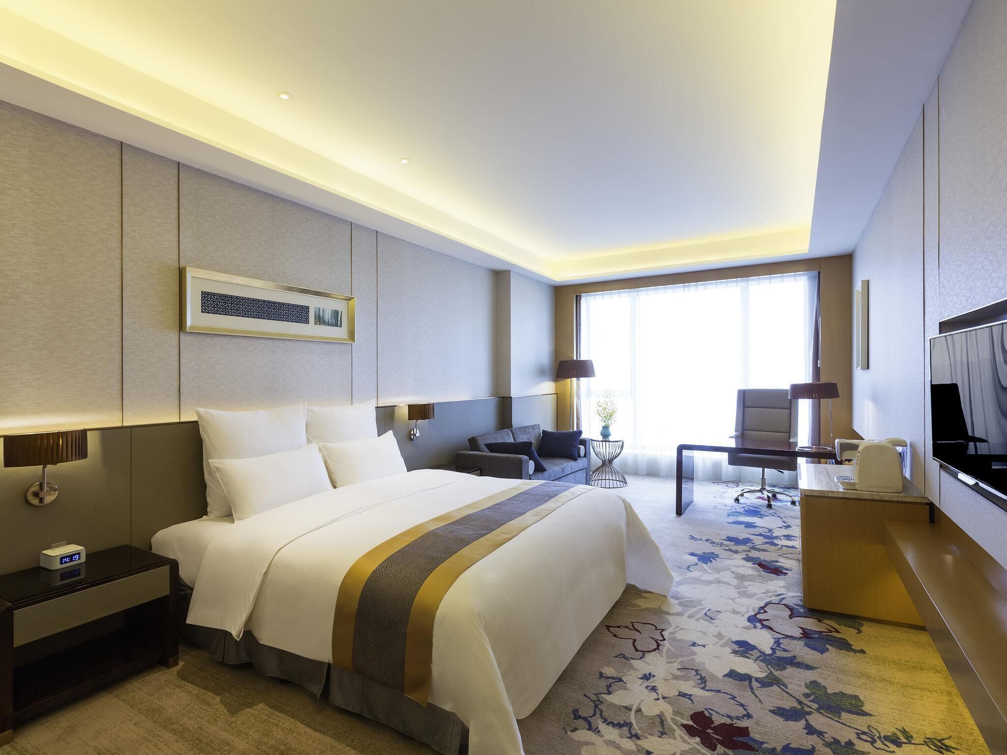 Executive Room, 1 King Bed | Premium bedding, minibar, in-room safe, blackout drapes