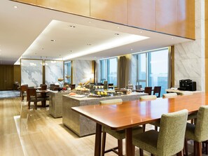 Premium bedding, minibar, in-room safe, blackout drapes - Pullman Changshu Leeman (Suzhou)