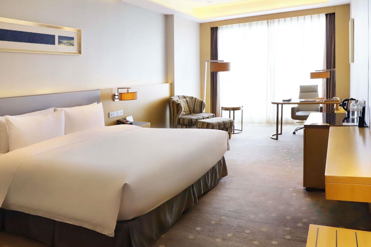 Superior Room, 1 King Bed | Premium bedding, minibar, in-room safe, blackout drapes
