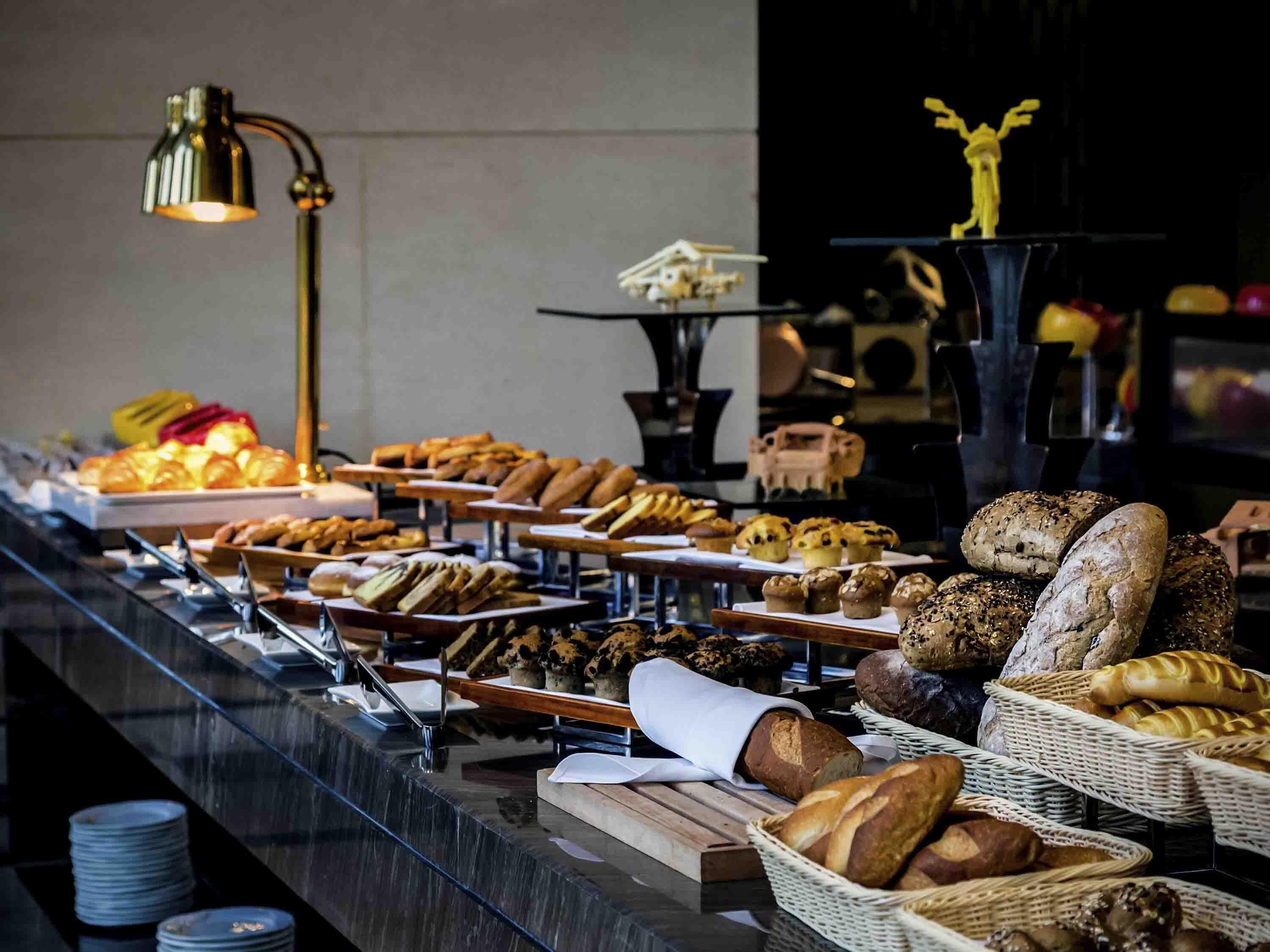 Bữa sáng buffet hàng ngày với phụ phí nhỏ 