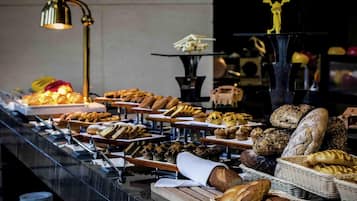 Bữa sáng buffet hàng ngày với phụ phí nhỏ