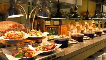 Se ofrece un desayuno bufé todos los días (por un coste adicional)