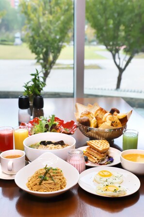 每日付費供應吃到飽自助式早餐
