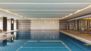 Kolam renang tertutup, kerusi lepak pantai