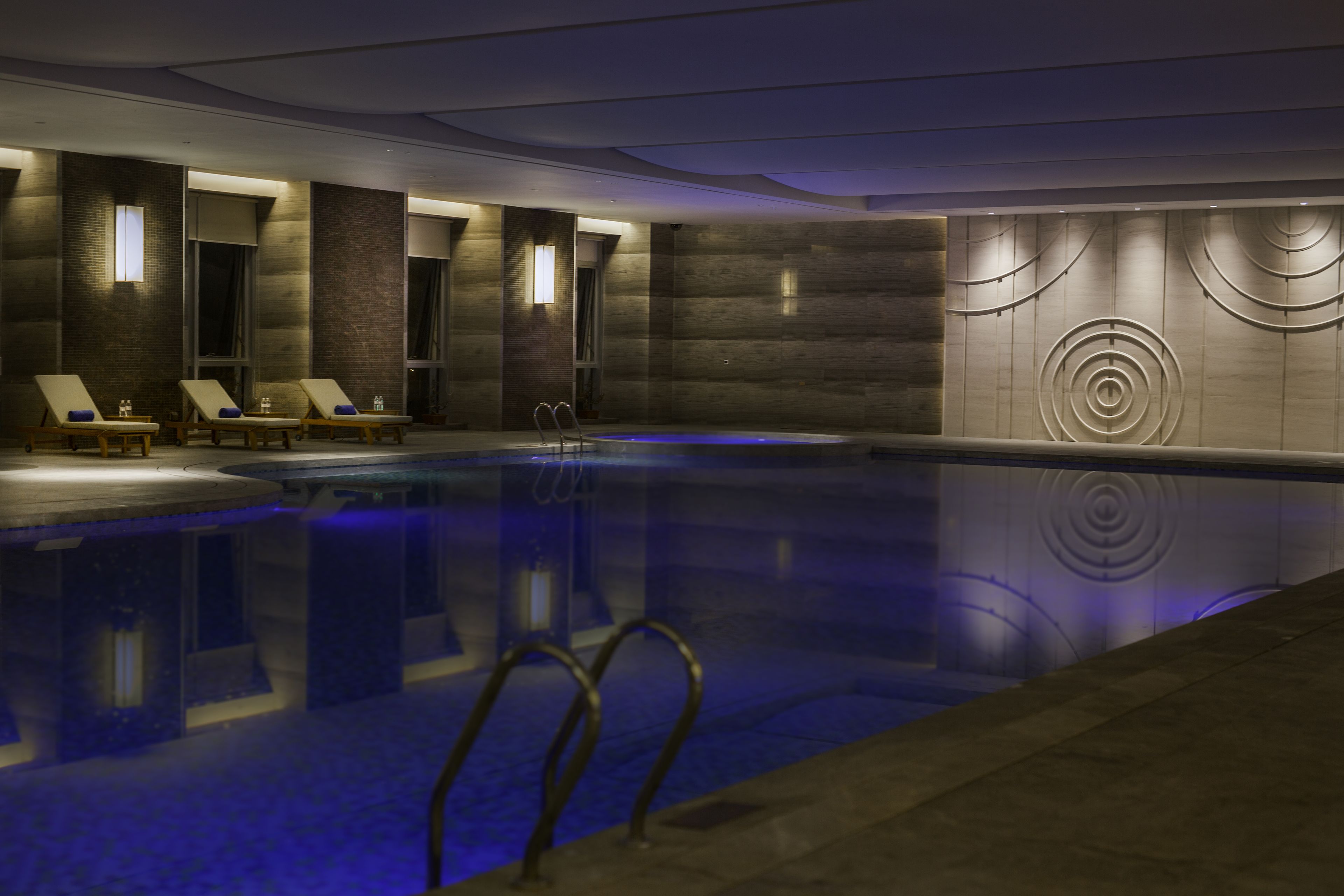 Indoor pool, sun loungers