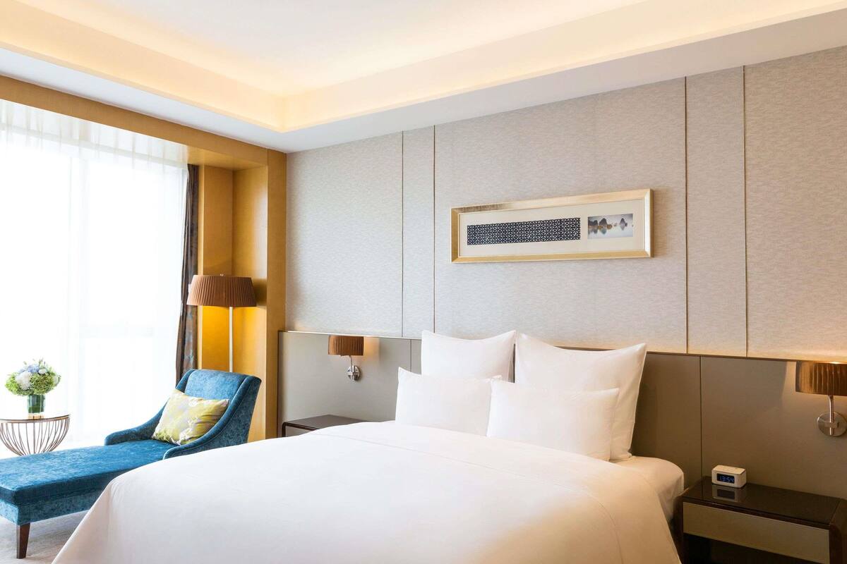 Executive Suite, 1 King Bed | Premium bedding, minibar, in-room safe, blackout drapes