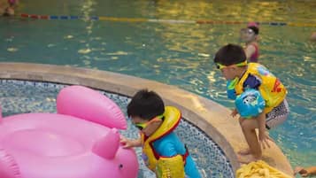 Kolam renang indoor, dengan kursi berjemur