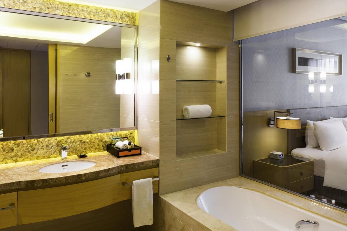 Deluxe Room, 1 King Bed | 1 bedroom, premium bedding, minibar, in-room safe