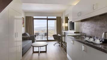 Minibar, coffres-forts dans les chambres, bureau, Wi-Fi gratuit