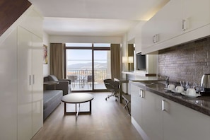 Minibar, coffre-fort, bureau, accès au Wi-Fi (inclus)