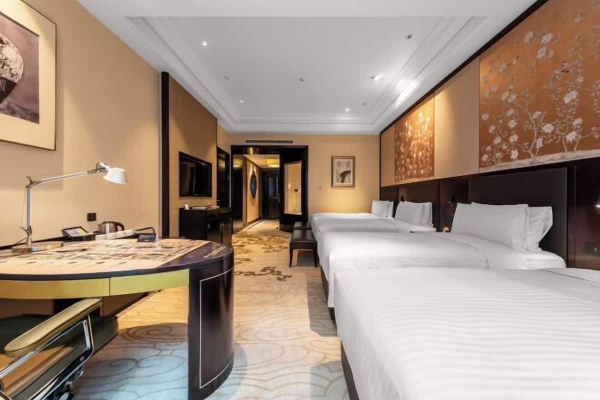 Down duvets, in-room safe, desk, blackout curtains