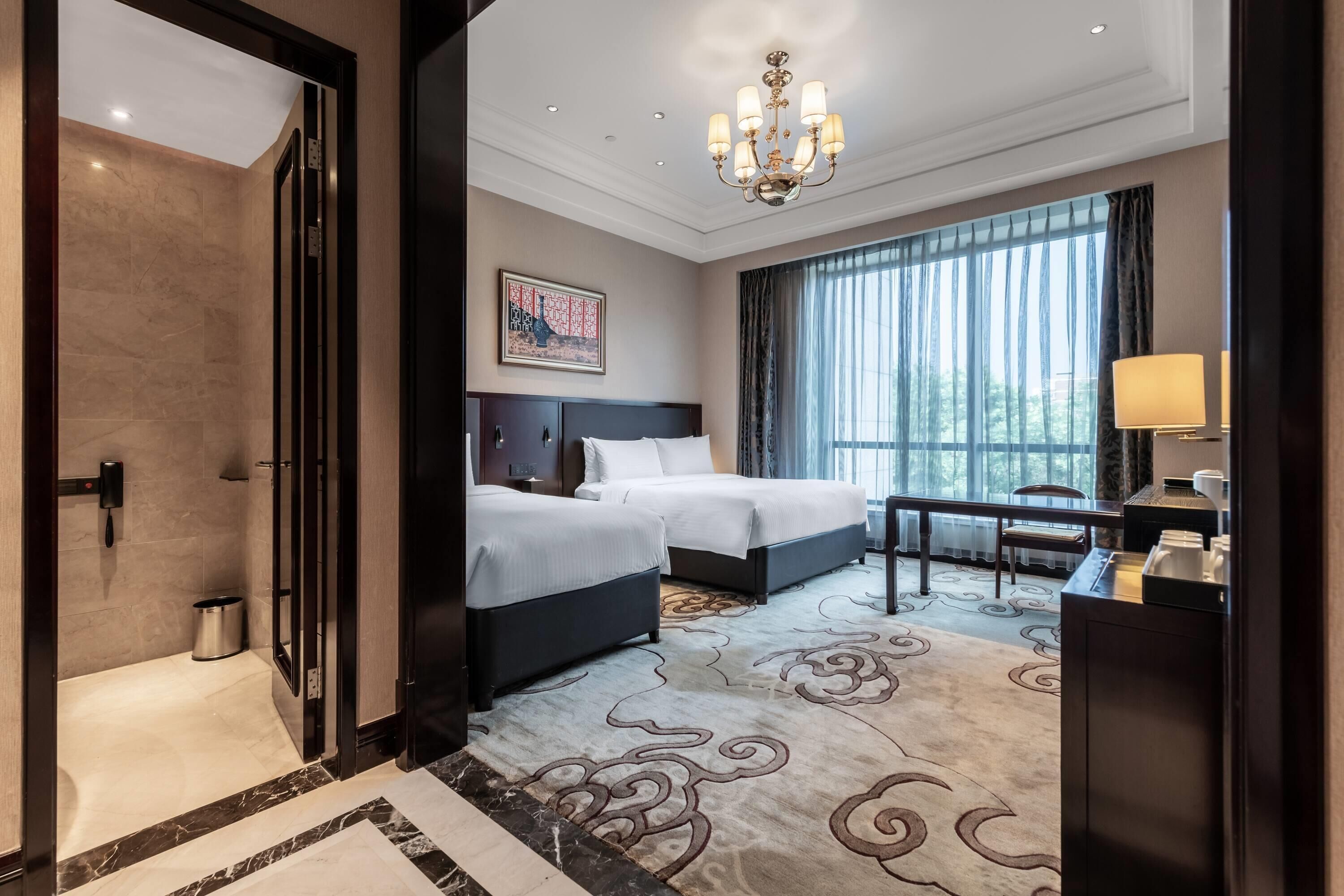 Suite (Comfortable Five-Beds Room) | Daunenbettdecken, Zimmersafe, Schreibtisch, Verdunkelungsvorhänge
