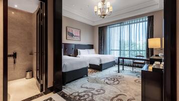 Suite (Comfortable Five-Beds Room) | Daunenbettdecken, Zimmersafe, Schreibtisch, Verdunkelungsvorhänge