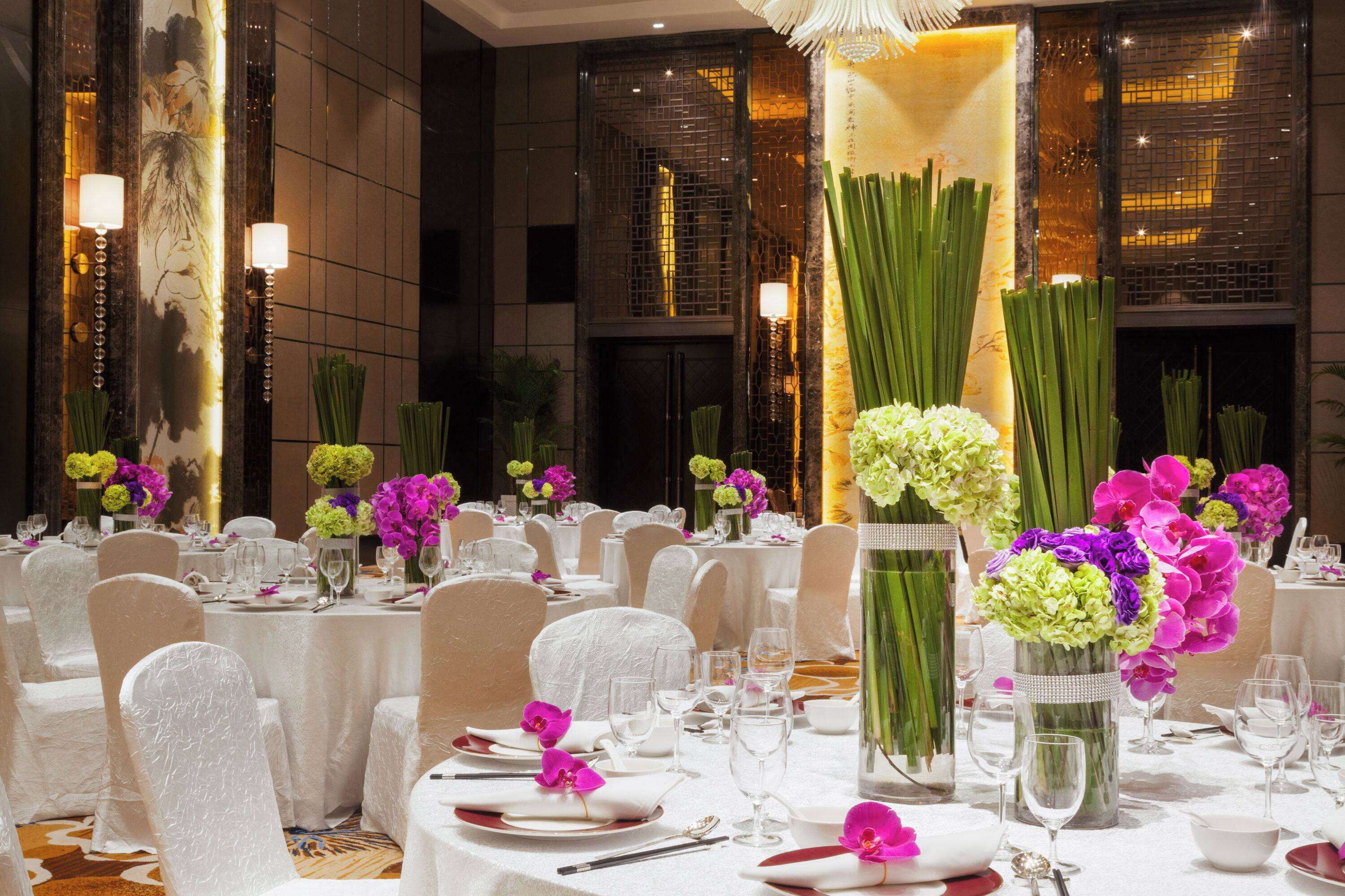 2 restaurants, lunch, dinner served; chinese cuisine