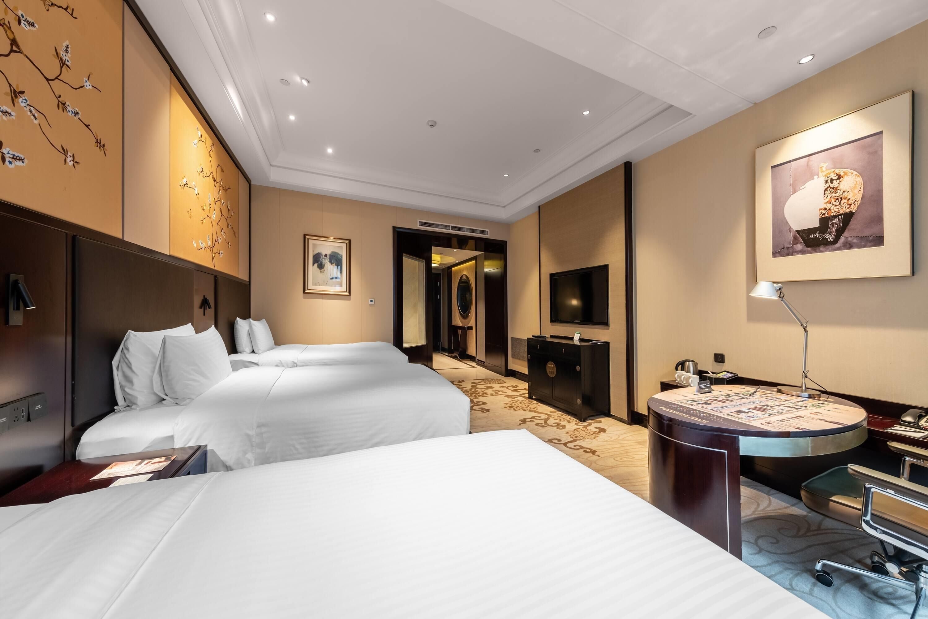 Habitación (Comfortable Triple Bed) | Edredón, caja de seguridad en la habitación y escritorio 