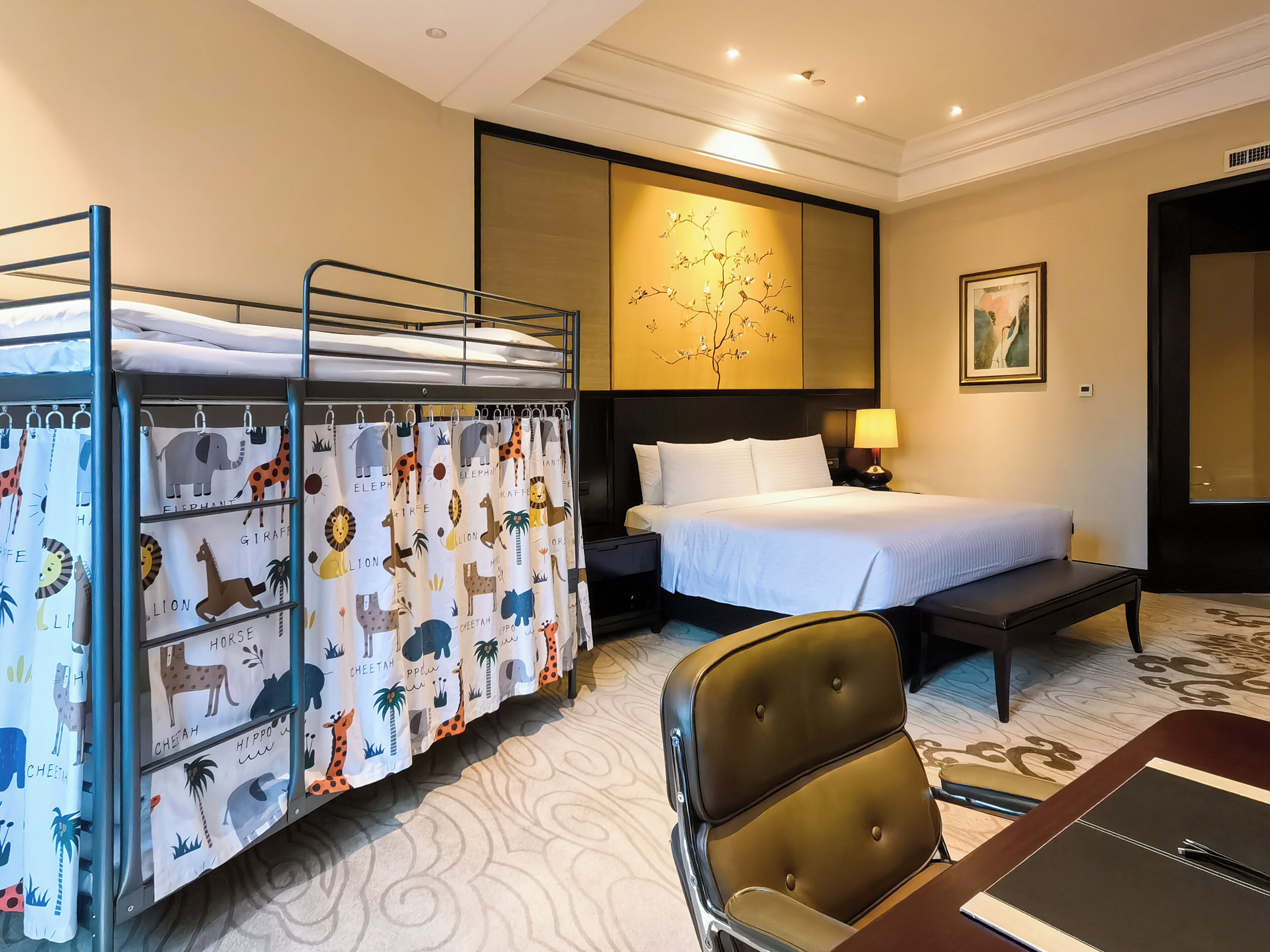 Chambre Familiale, 1 lit une place | Couette en duvet d'oie, coffres-forts dans les chambres, bureau