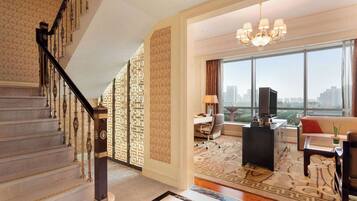 羽绒被、客房内保险箱、办公桌、遮光窗帘